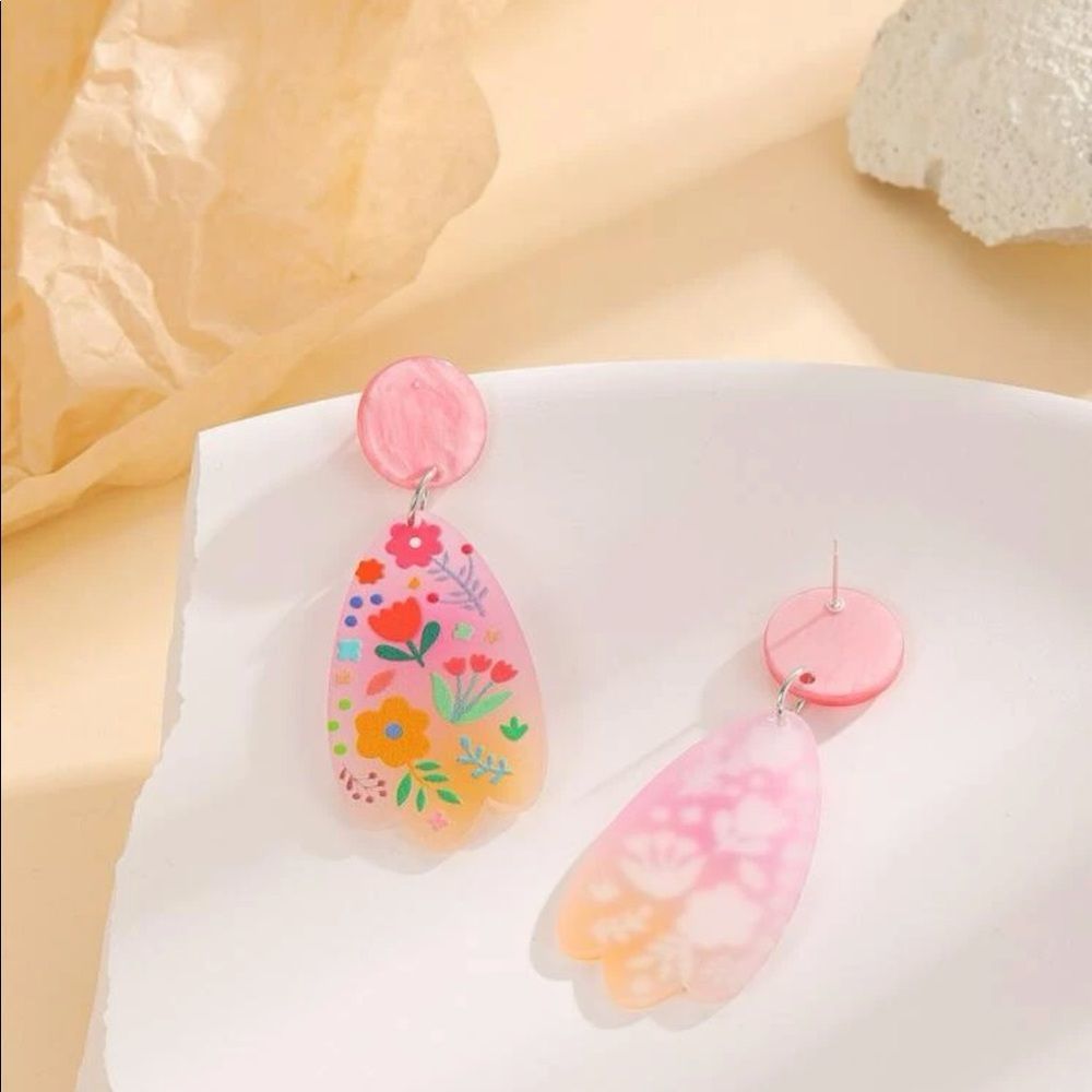 7/$30 GEOMETRICAL FLORAL DANGLES - Picture 3 of 5